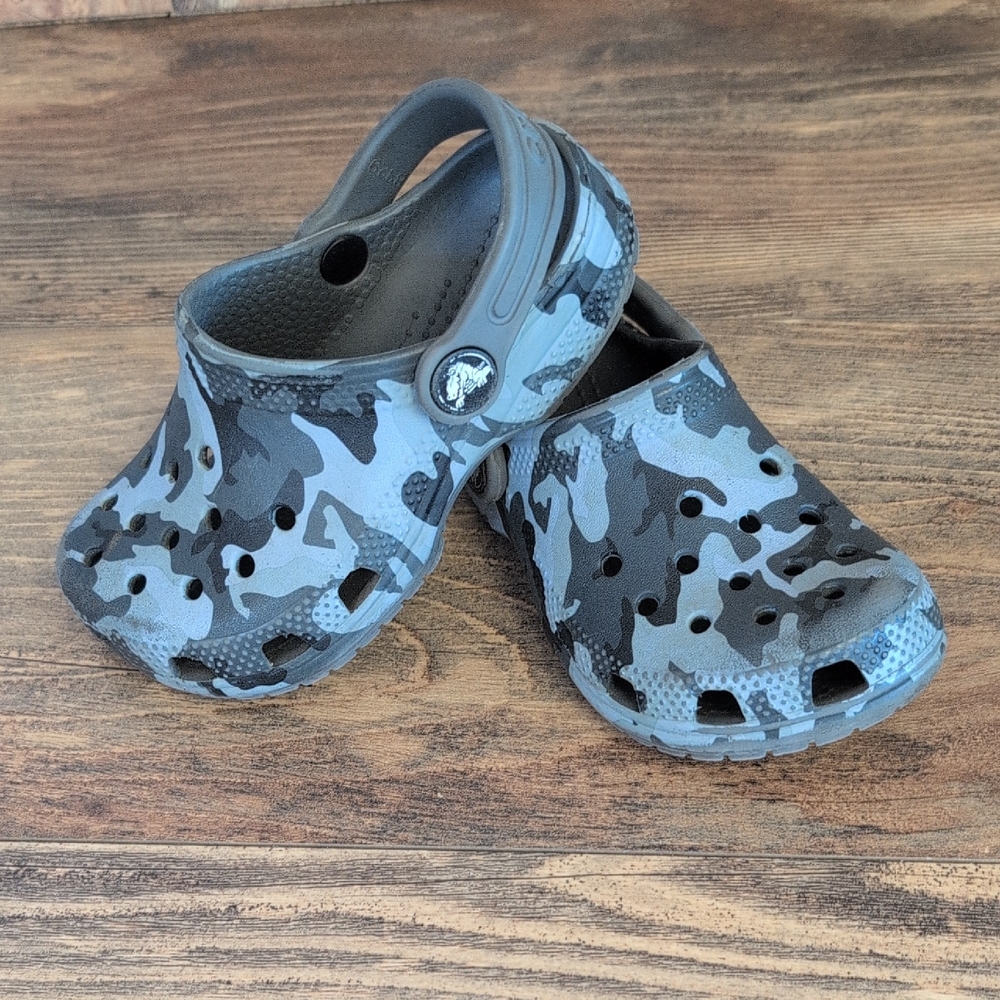 CROCS Kids Gray Camo Slip On Shoes C 9 M489